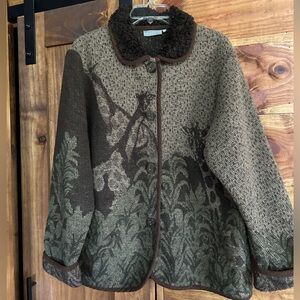 IVY Brown coat with faux fur collar. Cuffed sleeves. Side pockets. Size L. EUC